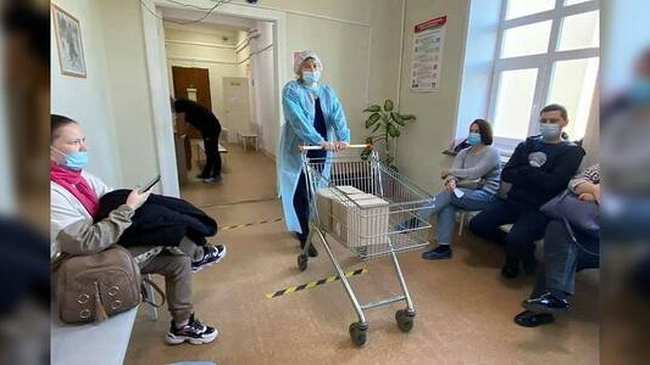 Главная картинка новости: Алексей Вихарев нашел волонтеров для помощи врачам крупной больницы Екатеринбурга