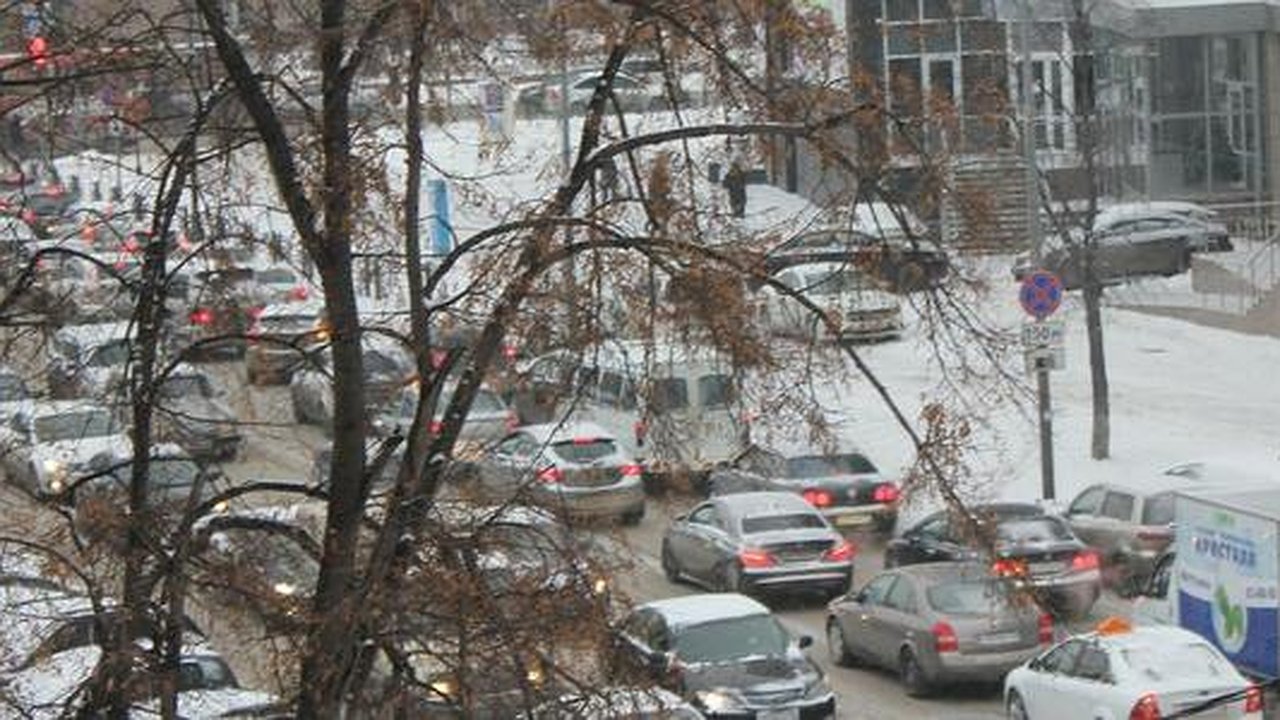 Главная картинка новости: Екатеринбуржцы застряли в пробках из-за снегопада в первый рабочий день 2021 года