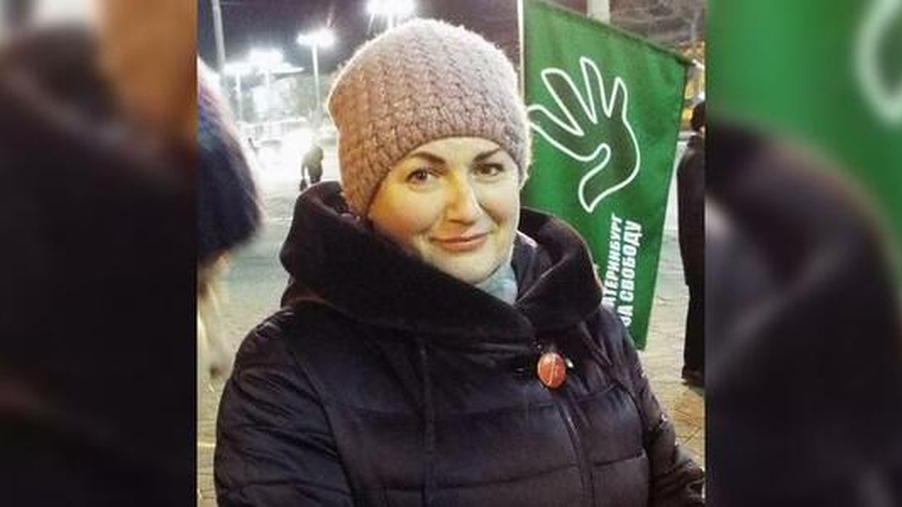 Главная картинка новости: Общественница зачитала полицейским закон "О полиции" на акции Навального в Екатеринбурге