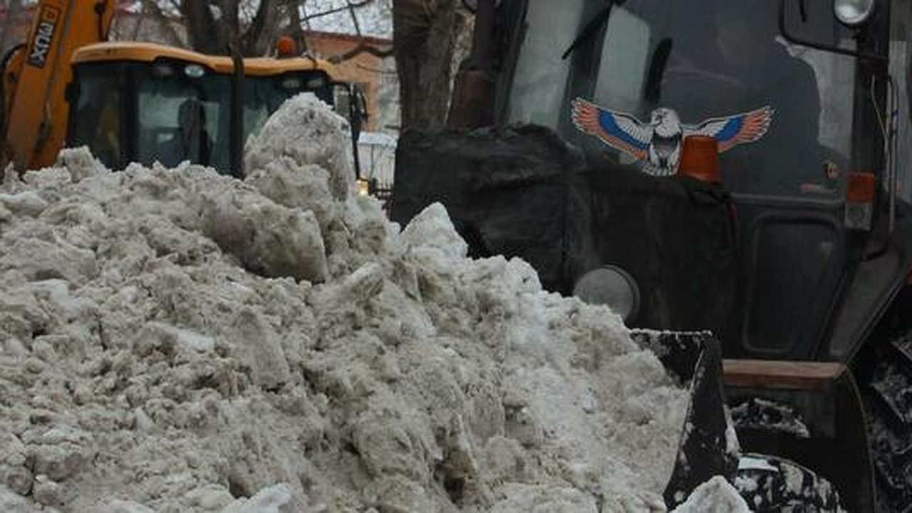 Главная картинка новости: За неубранный снег на 300 тысяч оштрафовали УК в Екатеринбурге