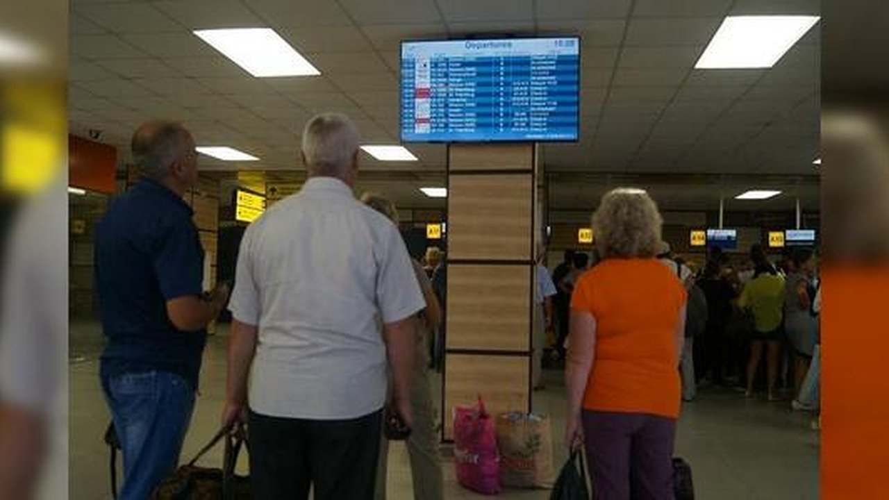 Главная картинка новости: "Самолет улетит без вас": семья из Екатеринбурга застряла в Таиланде