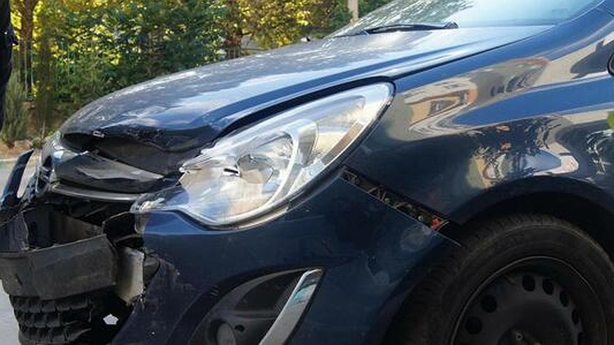 Главная картинка новости: В Екатеринбурге напали на машину, в которой везли мазки на коронавирус