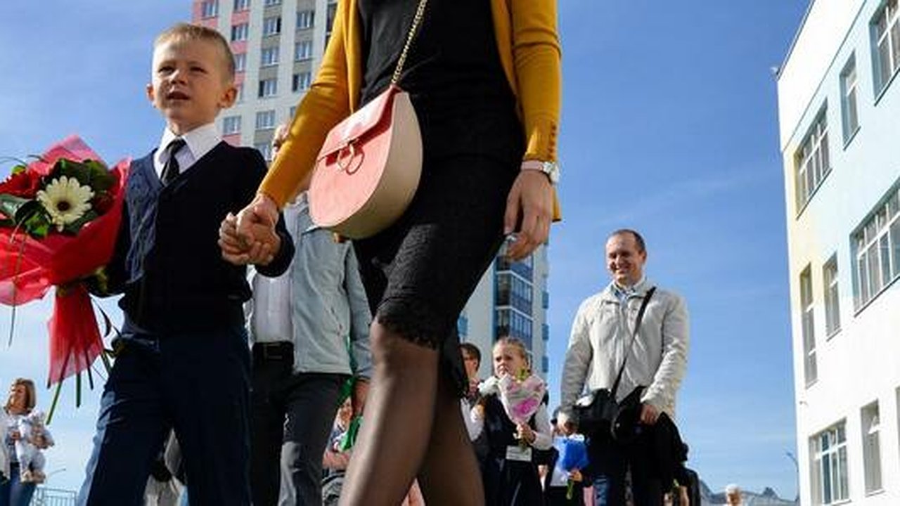 Главная картинка новости: Несмотря на указ губернатора в двух школах Екатеринбурга начались уроки