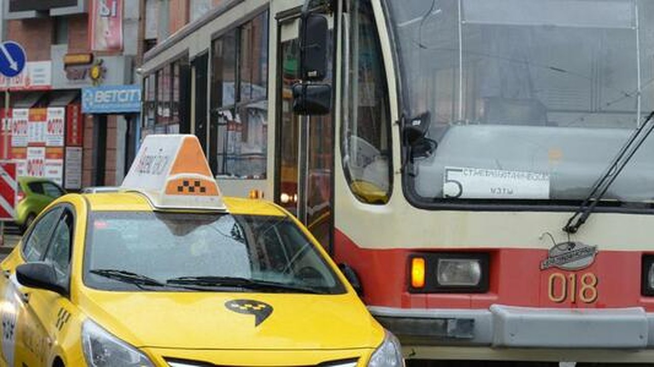 Главная картинка новости: В Екатеринбурге таксист потерял сознание и устроил ДТП