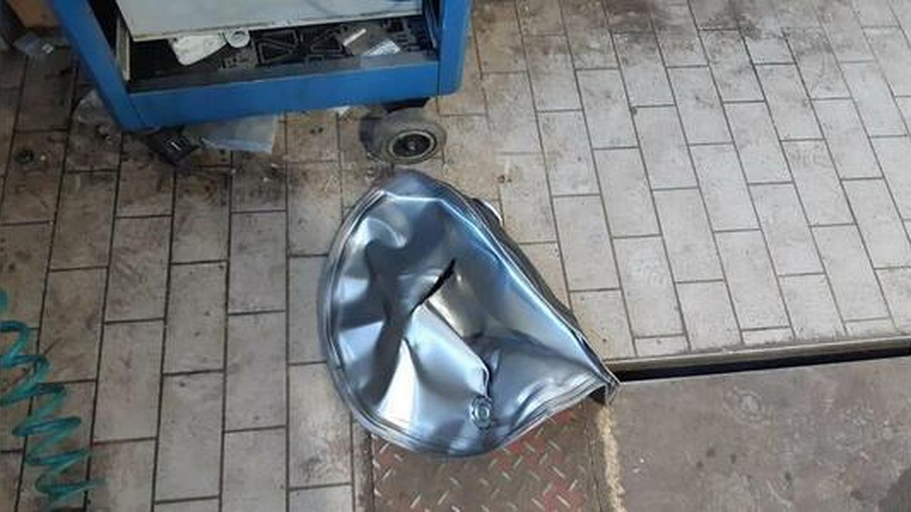 Главная картинка новости: Бочка с горючим взорвалась у лица работника автосалона в Екатеринбурге