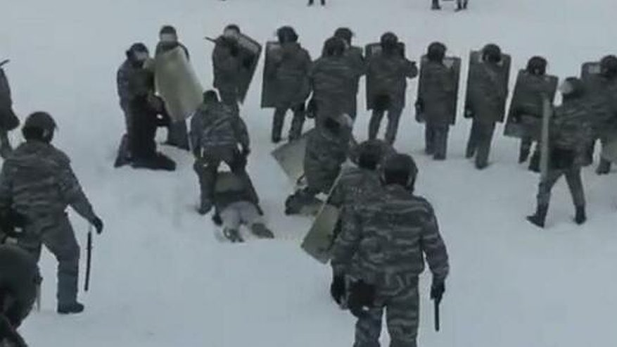 Главная картинка новости: В Екатеринбурге задержали 14 участников незаконной акции в поддержку Навального