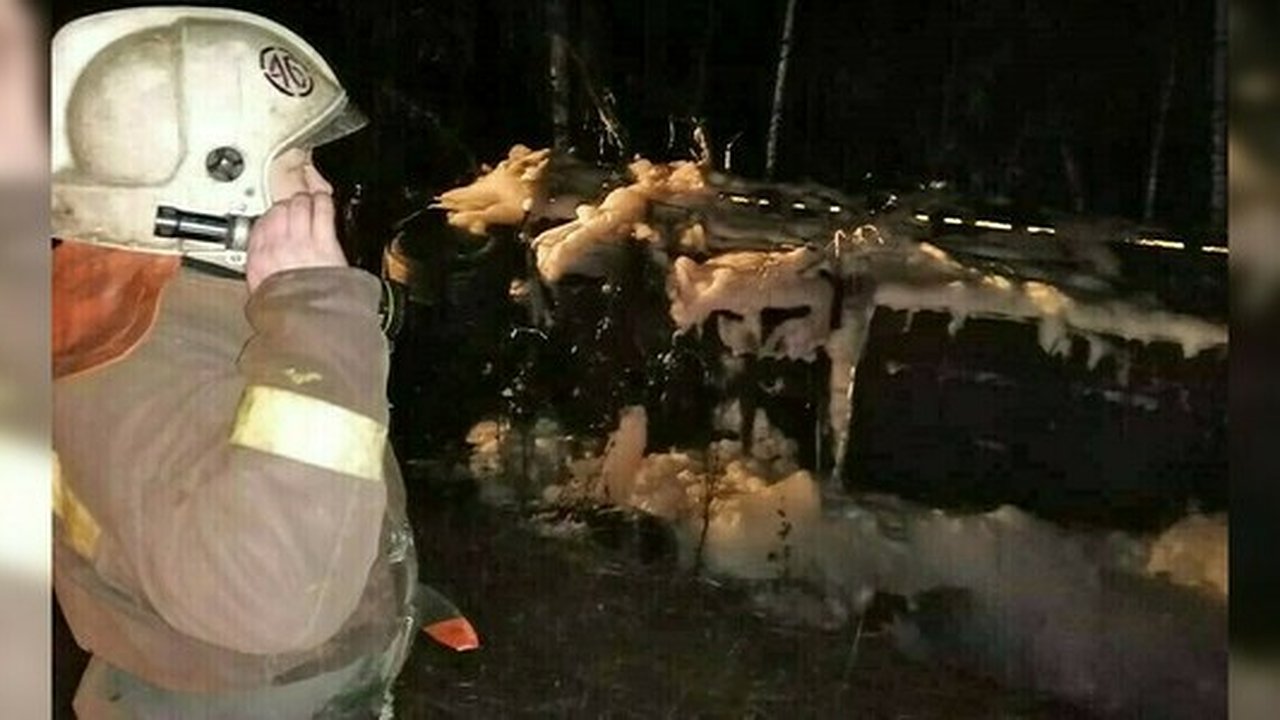 Главная картинка новости: На уральской трассе перевернулся бензовоз: по дороге разлилось топливо