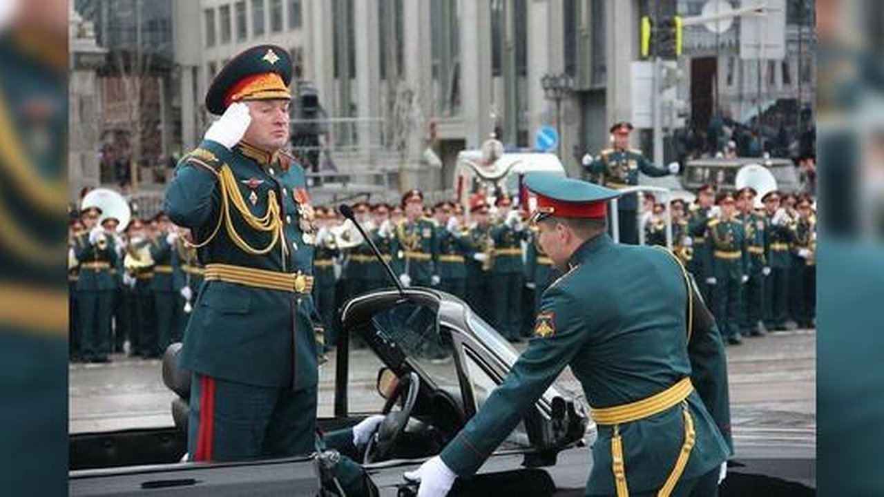 Главная картинка новости: Ночную репетицию Парада Победы в Екатеринбурге проведут раньше