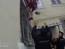 В Екатеринбурге полицейские вытащили людей из горящего дома: видео