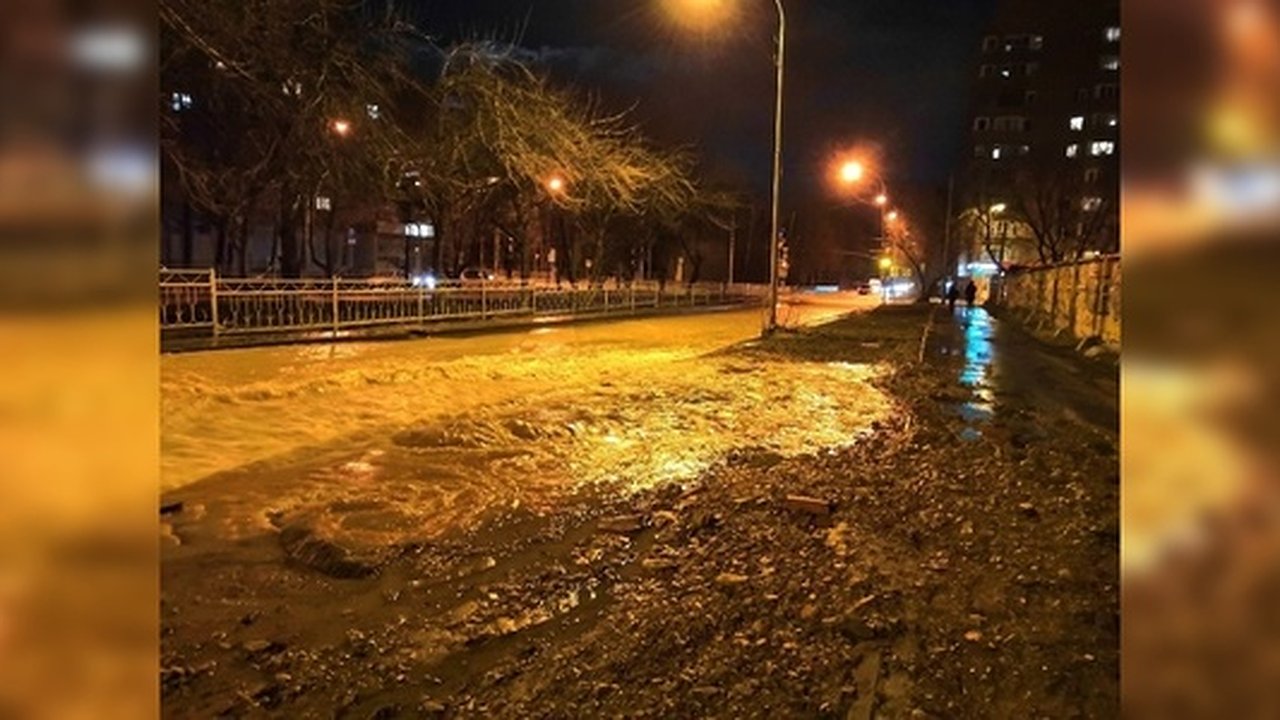 Главная картинка новости: В Екатеринбурге залило Втузгородок: на Мира прорвало трубы водопровода
