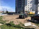 В Екатеринбурге легковушка без номеров снесла остановку