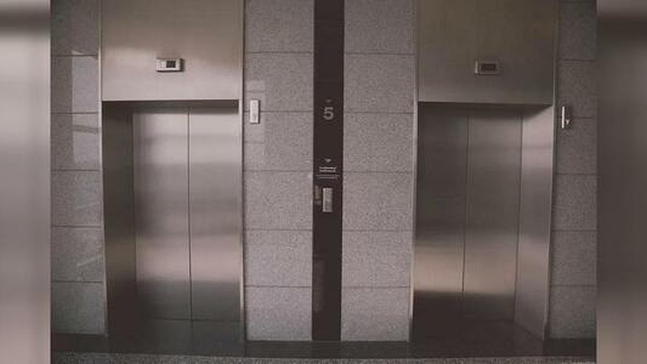 Главная картинка новости: В Екатеринбурге в многоэтажном доме оборвался трос лифта с мужчиной и ребенком в кабине