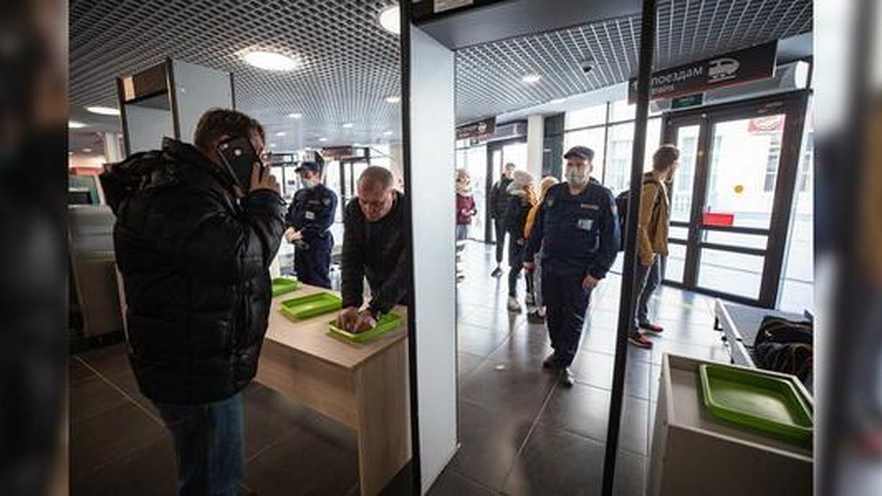 Главная картинка новости: "Обрабатывается каждая поверхность": в столице Урала проводят дезинфекцию ж/д вокзала