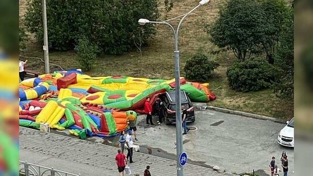 Главная картинка новости: В Екатеринбурге внедорожник влетел в батут, на котором прыгали дети