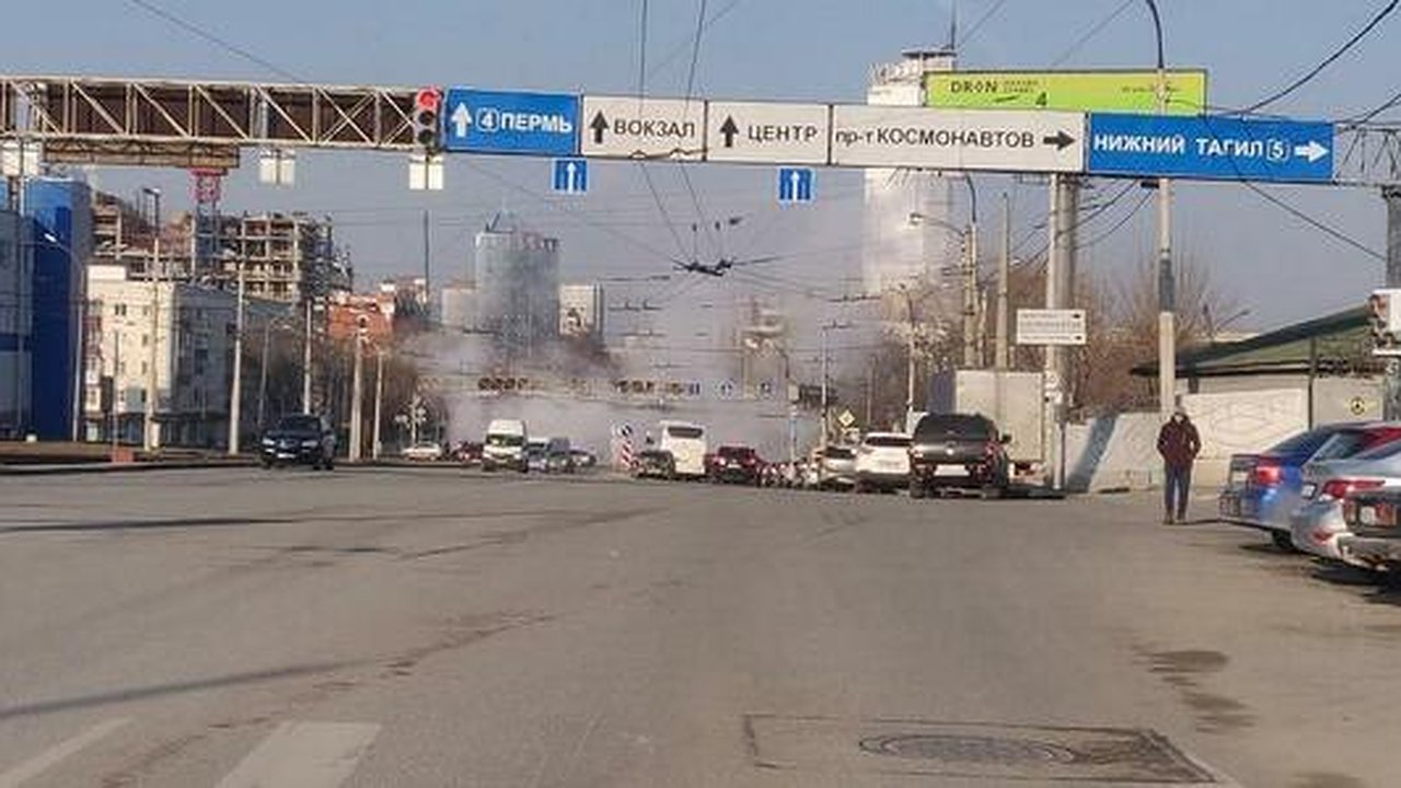 Главная картинка новости: В Екатеринбурге перекресток у ж/д вокзала затопило горячей водой