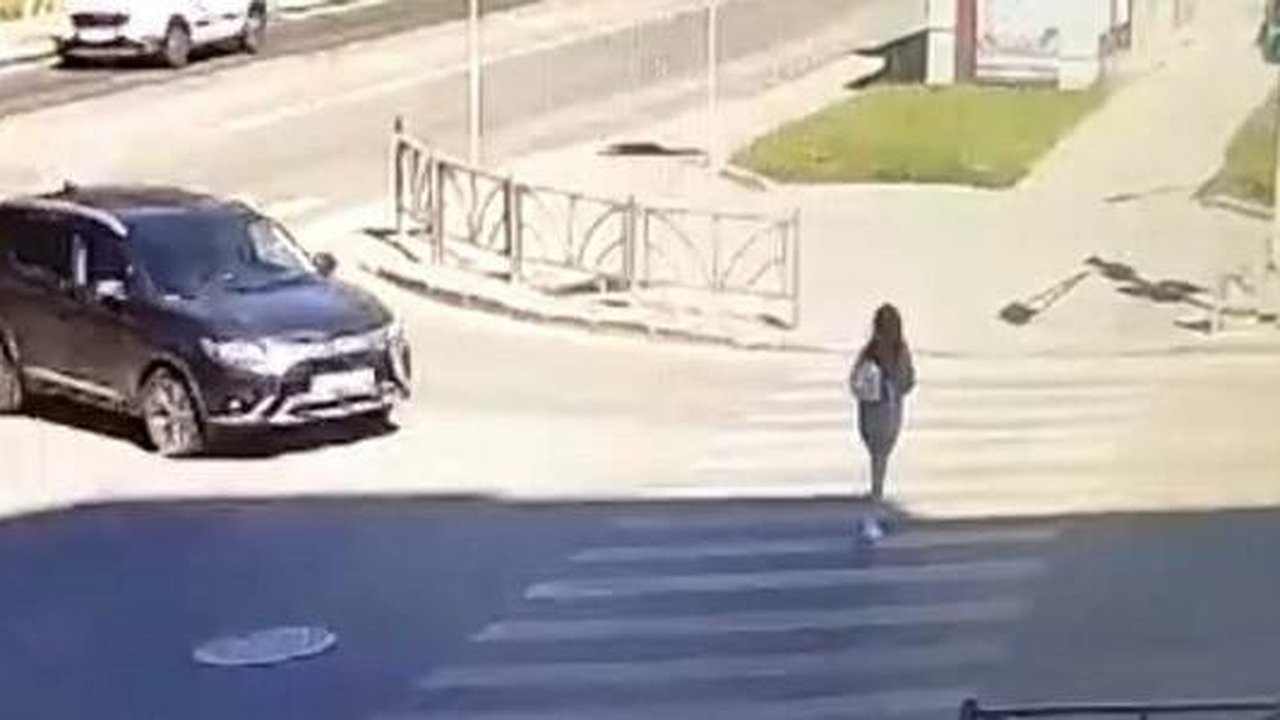 Главная картинка новости: Иномарка сбила екатеринбурженку, она переходила дорогу на зеленый: видео