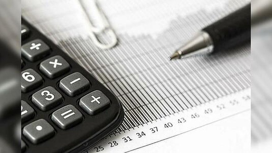 Главная картинка новости: Ремонт дорог, универсиада и расходы на патриотизм: НАША изучила бюджет Свердловской области на 2021 год