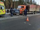 Небезопасный маневр: под Екатеринбургом водитель легковушки столкнулся с КАМАЗом и погиб