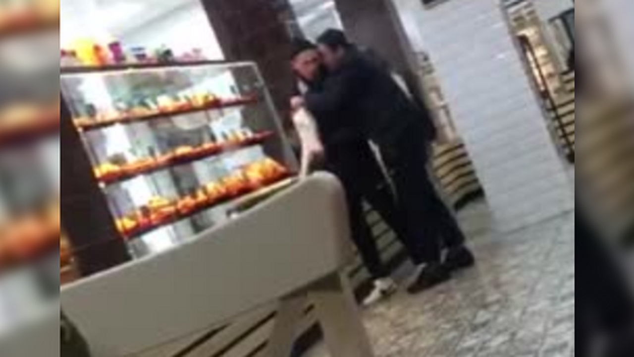 Главная картинка новости: "Орал матом, угрожал": на Уралмаше в пекарне мужчина устроил пьяный дебош