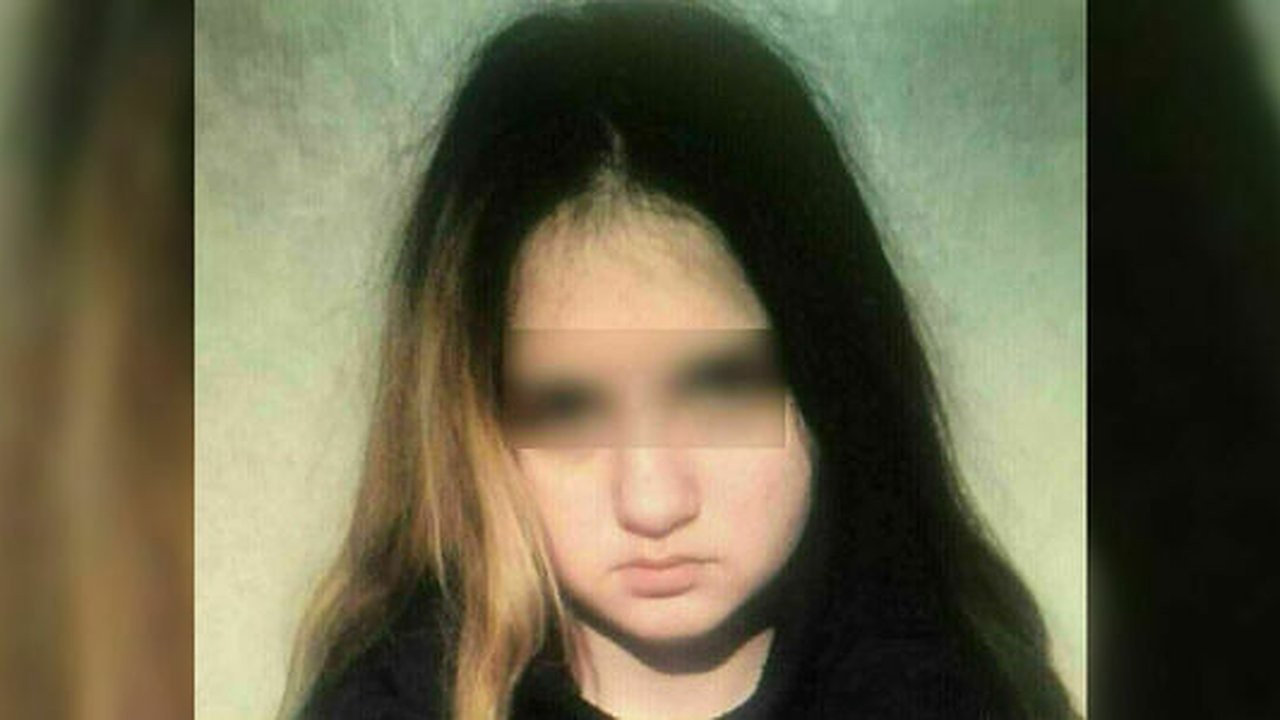 Главная картинка новости: В Екатеринбурге вторые сутки ищут 15-летнюю девочку в круглых очках