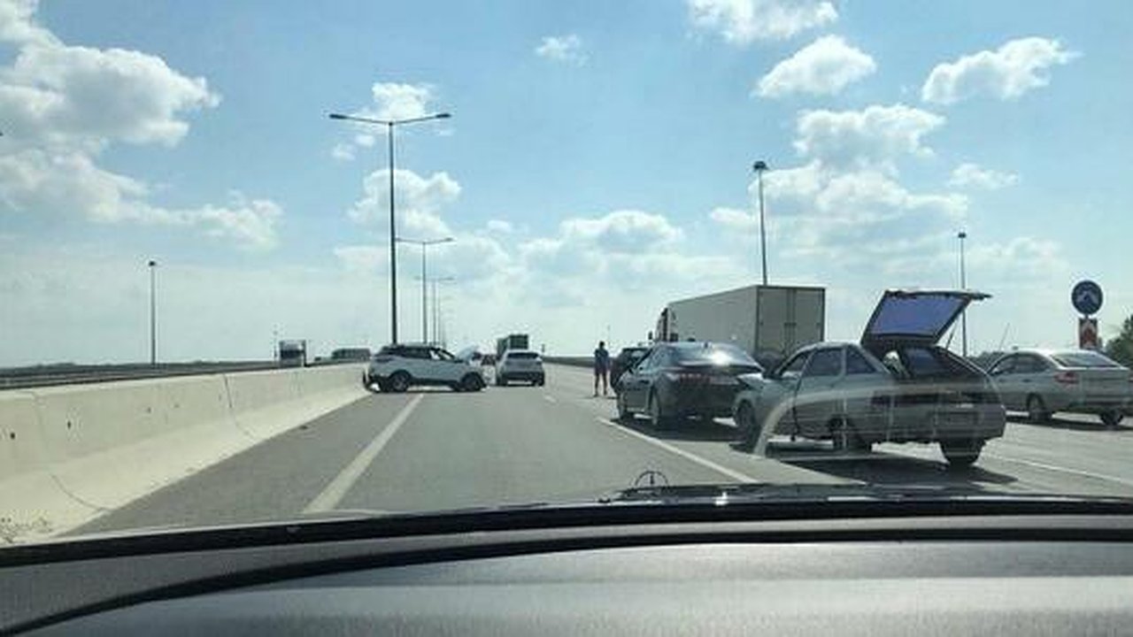 Главная картинка новости: Массовое ДТП: на Кольцовском тракте столкнулись сразу пять автомобилей