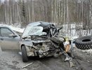На уральской трассе ВАЗ-21124 врезался в грузовик: есть погибший