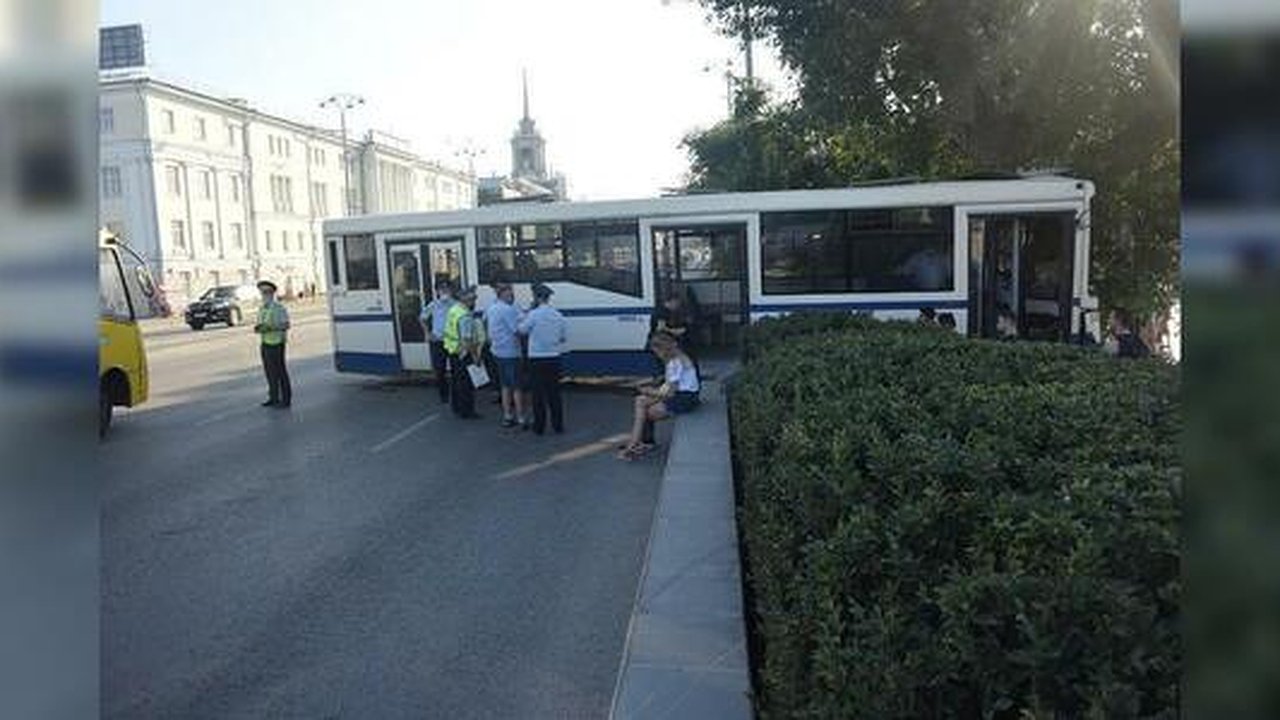 Главная картинка новости: На Плотинке пассажирский автобус врезался в дерево: пострадали три женщины