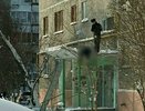 В Екатеринбурге на козырьке подъезда нашли тело женщины