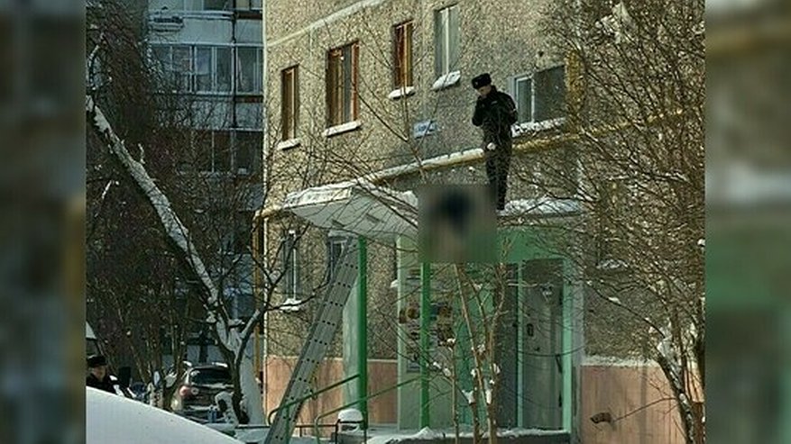 В Екатеринбурге на козырьке подъезда нашли тело женщины