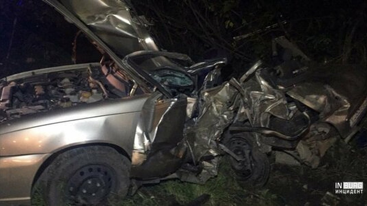 Главная картинка новости: Людей зажало между кусками металла: на Кольцовском тракте произошло жесткое ДТП