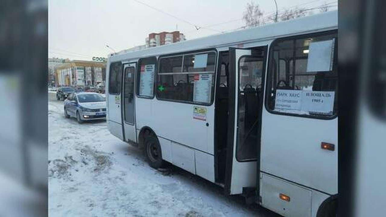 Главная картинка новости: В Екатеринбурге подростка увезли в больницу после падения в автобусе