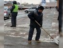 В Екатеринбурге мужчина упал во время уборки снега с крыши, когда пытался заработать на подарки дочери