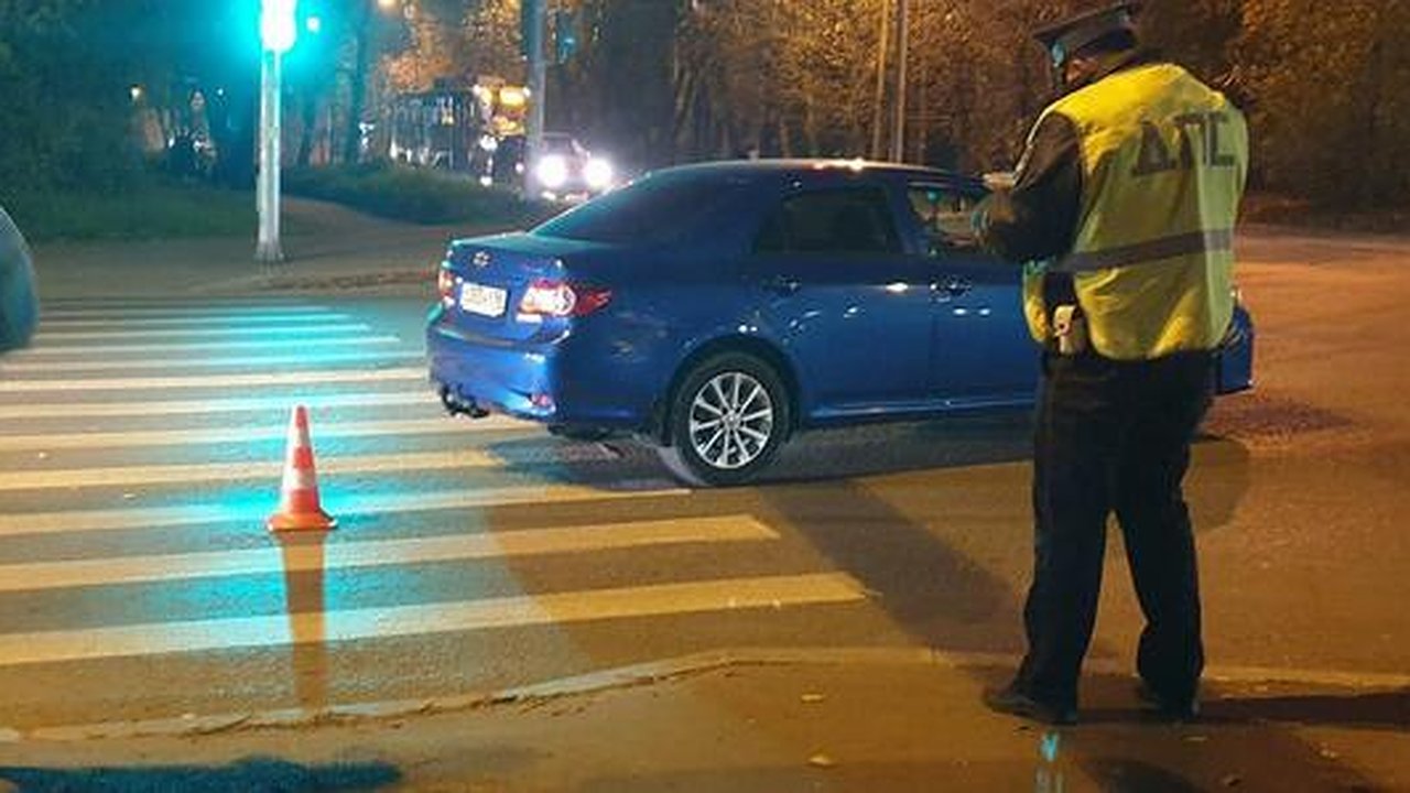 Главная картинка новости: В Екатеринбурге бабушка с внуком упали в троллейбусе и попали в больницу