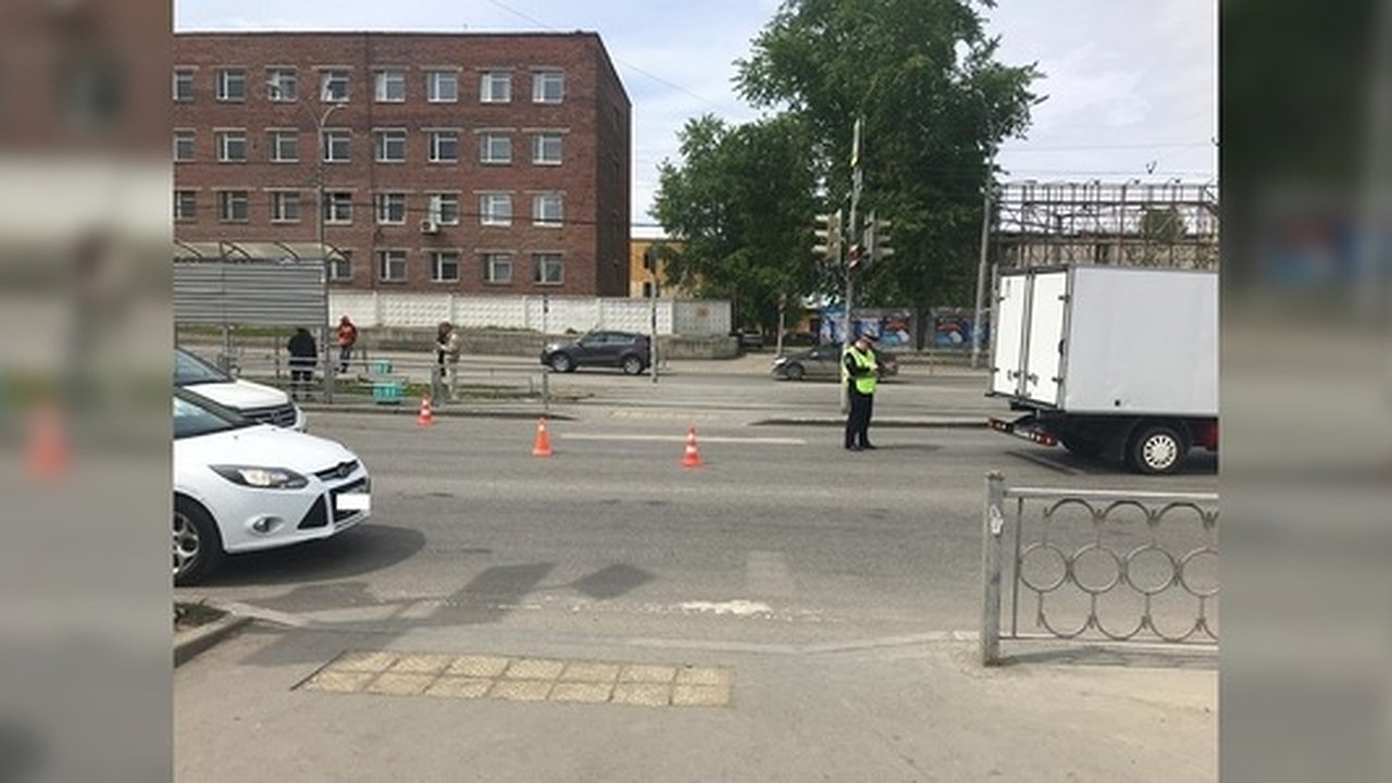 Главная картинка новости: Под Екатеринбургом столкнулись "ВАЗ" И Volvo: один из водителей погиб