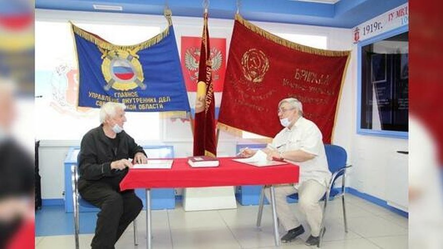 Главная картинка новости: В Екатеринбурге пенсионерка едва не сломала ногу на скользком тротуаре. Инспекторы подоспели на помощь.