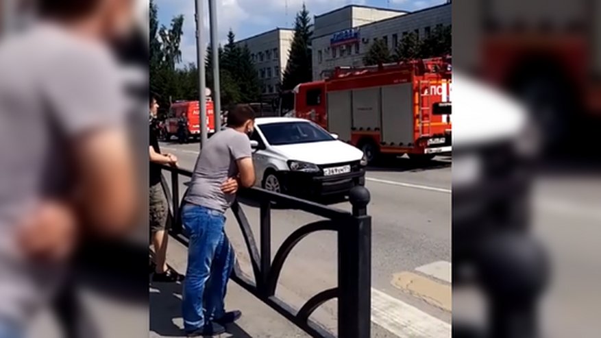 Главная картинка новости: На улицу вывели 130 человек: в Екатеринбурге загорелось здание областной ГИБДД