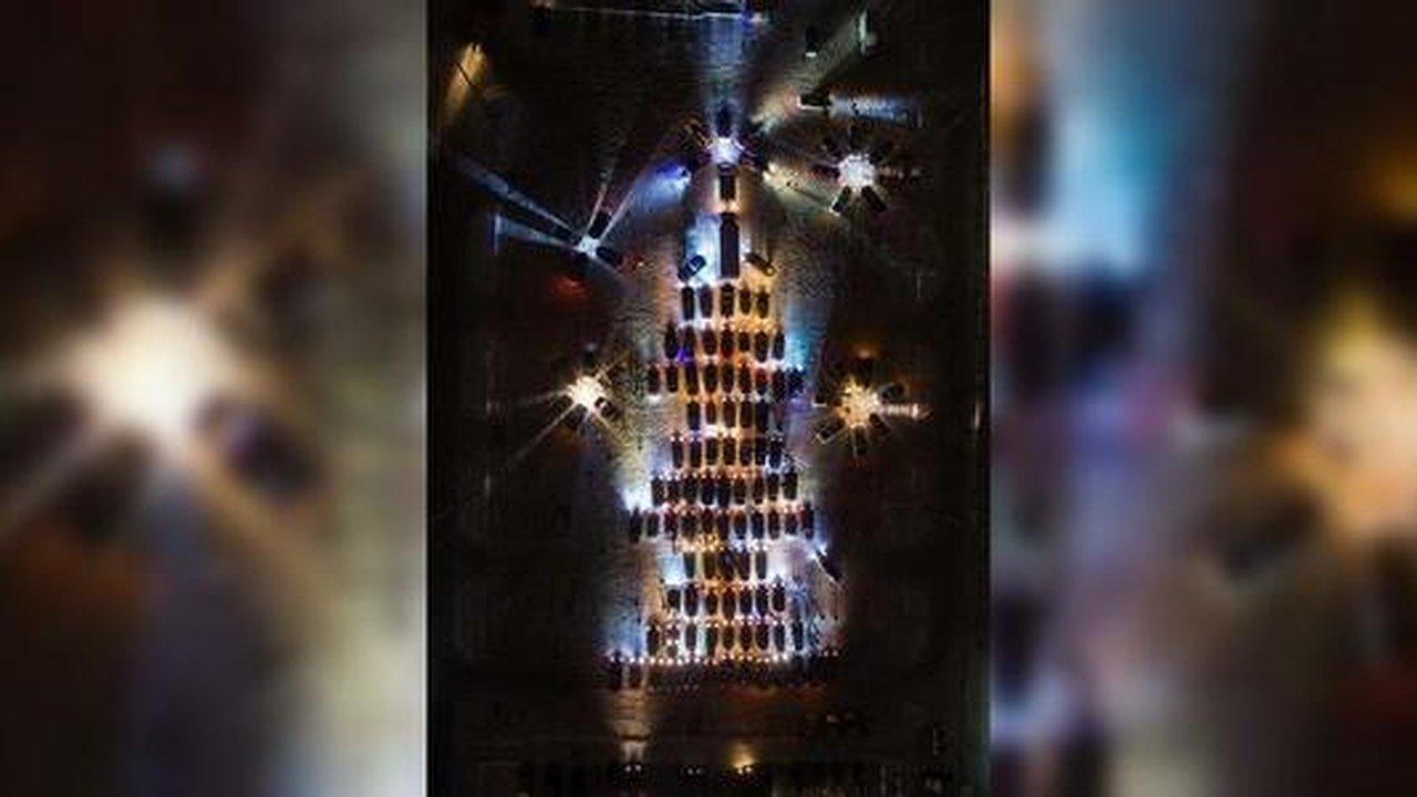 Главная картинка новости: В Екатеринбурге выстроили автоелку из 120 машин: видео