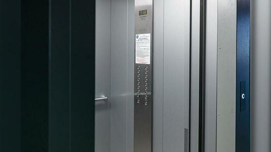 Главная картинка новости: В Екатеринбурге в 2021 году заменят только 161 из двух тысяч изношенных лифтов