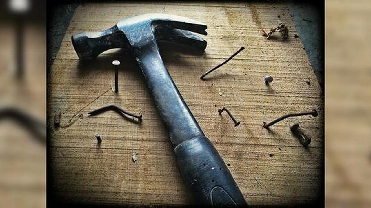 Главная картинка новости: Свердловчанку осудят за убийство четырехлетней дочери молотком