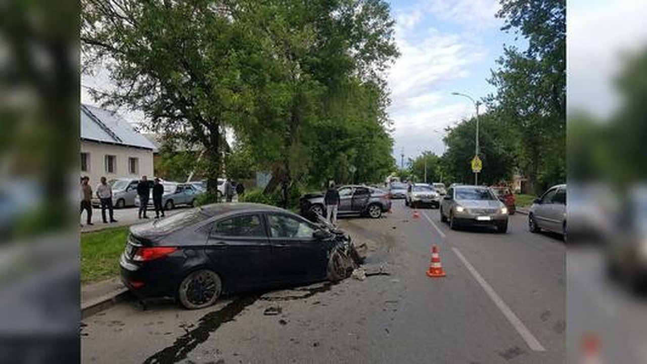 Главная картинка новости: В Екатеринбурге столкнулись две иномарки: пострадал 6-летний мальчик