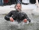 Кому нельзя купаться в проруби в Крещение - видео