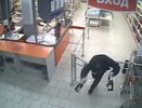 В Екатеринбурге грабитель отключился в магазине, который обокрал - видео