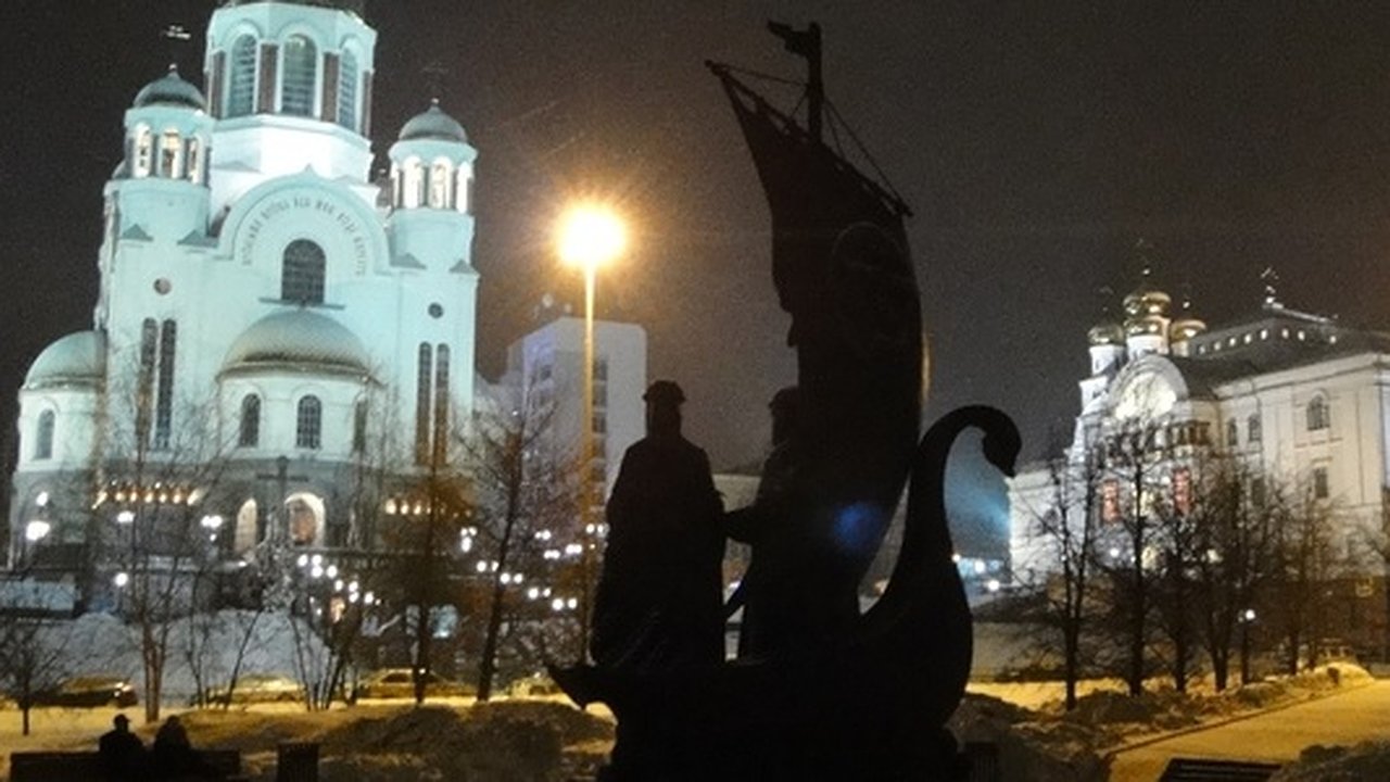 Главная картинка новости: Памятник Петру и Февронии в Екатеринбурге расположен в сквере у Храма-на-Крови