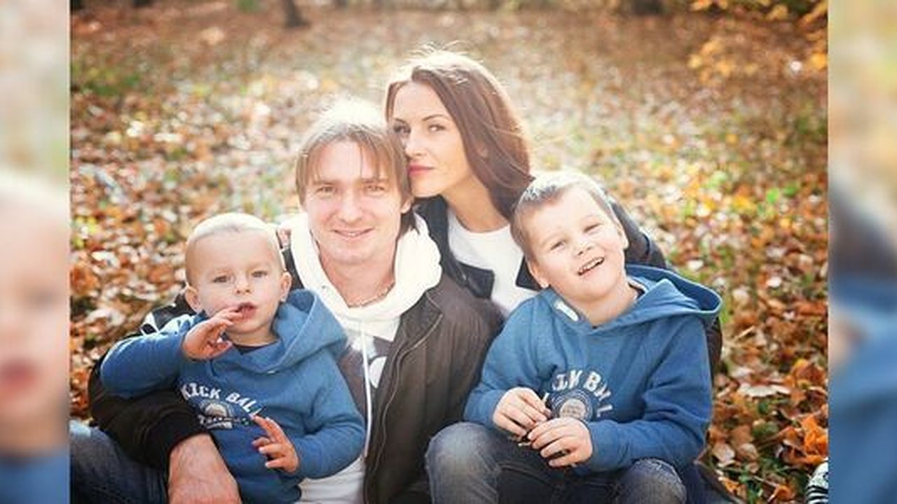 Главная картинка новости: Хоккеист «Автомобилиста» Игорь Емелеев с женой Кристиной: о первой встрече, расставании, предложении и детях