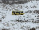 Брошенная желтая маршрутка: второй день одинокий автобус в поле между Широкой речкой и Академическим вызывает недоумение горожан
