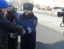 Подарки вместо штрафов: сотрудники ГИБДД Екатеринбурга поздравили водителей с 23 февраля - акция 20 февраля 2015 года