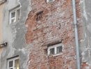 Аварийный дом: на улице Малышева, 138 у общежития обвалилась часть стены и в доме пошла трещина - фото 24 февраля 2015 года