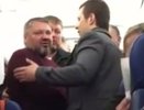 В интернете появилось видео, как пьяного Антона Бакова выводят из самолета, а трезвый Ройзман идет по салону - 3 марта 2015 - видео