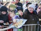 Люди ели блины с лопаты на Масленицу в Ставрополье, фото и видео выложили в Интернет - 22 февраля 2015