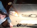 В Екатеринбурге автомобиль Форд угодил в яму, повредив бампер и решетку радиатора - фото 22 марта 2015 года